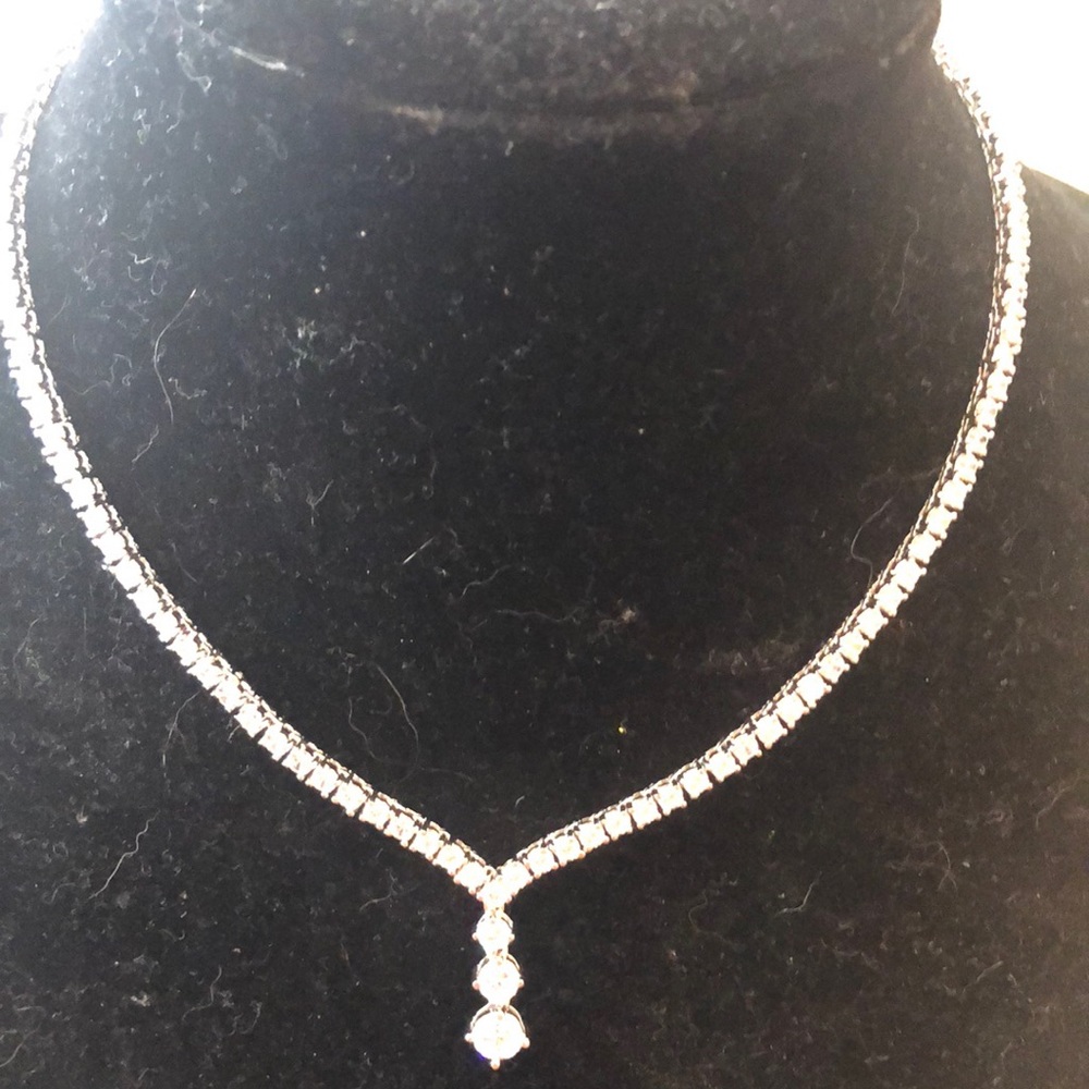 NWT stunning “Diamond “ necklace